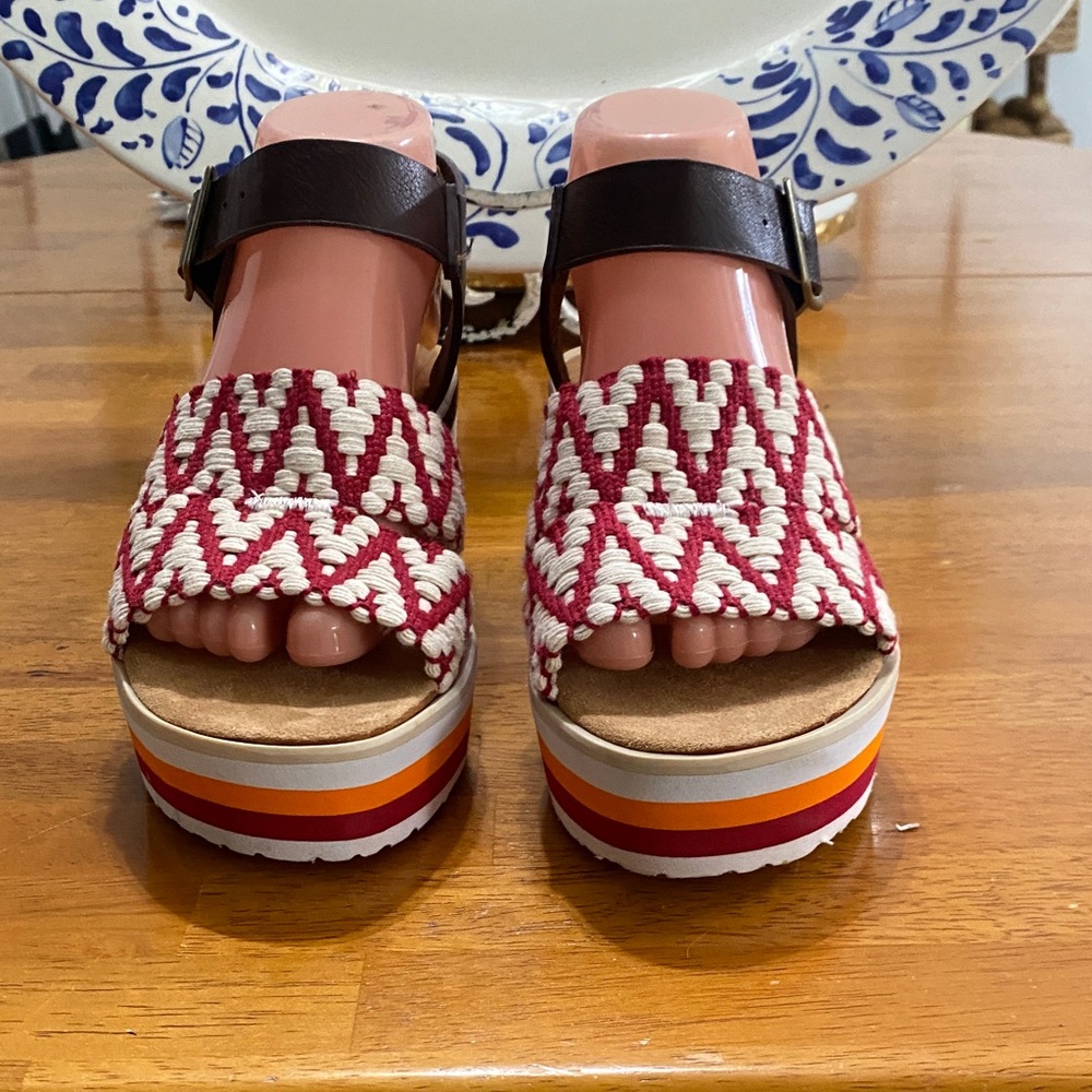 Muk Luks Women's Groove Music Sandals